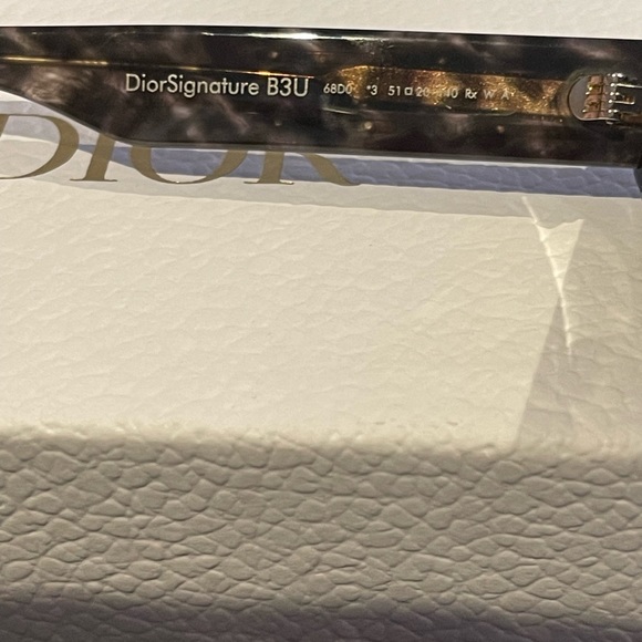 ๐ HOST PICK ๐. BNIB Dior signature b3U sunglasses in tortoise - Picture 4 of 6